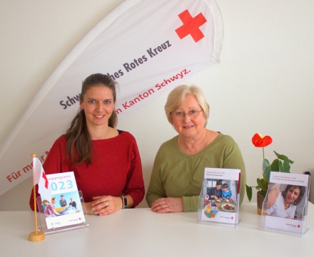 Die neue Leiterin Bildung, Andrea Heinzer (links), zusammen mit der bisherigen Leiterin Doris Walder-Horat.