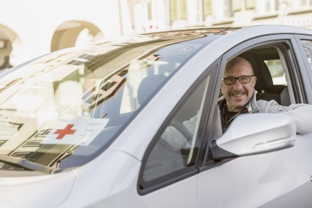 Ein freiwilliger Fahrer ist als Rotkreuz-Fahrdienst unterwegs und spendet seine Zeit an mobilitätsbedürftige Menschen.