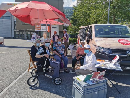 Die "Mobile Info 60+" besucht alle Schwyzer Gemeinden einmal im Jahr und informiert die Bevölkerung