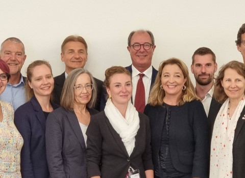 Rotkreuzversammlung 2022, Rotkreuzrat mit Frau Irene Kälin, Nationalratspräsidentin in der Mitte neben Barbara Schmid-Federer
